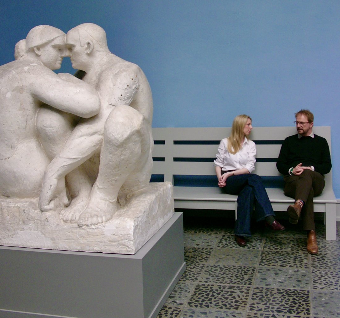 Elizabeth Marie Normann og museumsleder Jarle Strømodden i samtale på en benk ved en skulptur av Gustav Vigeland