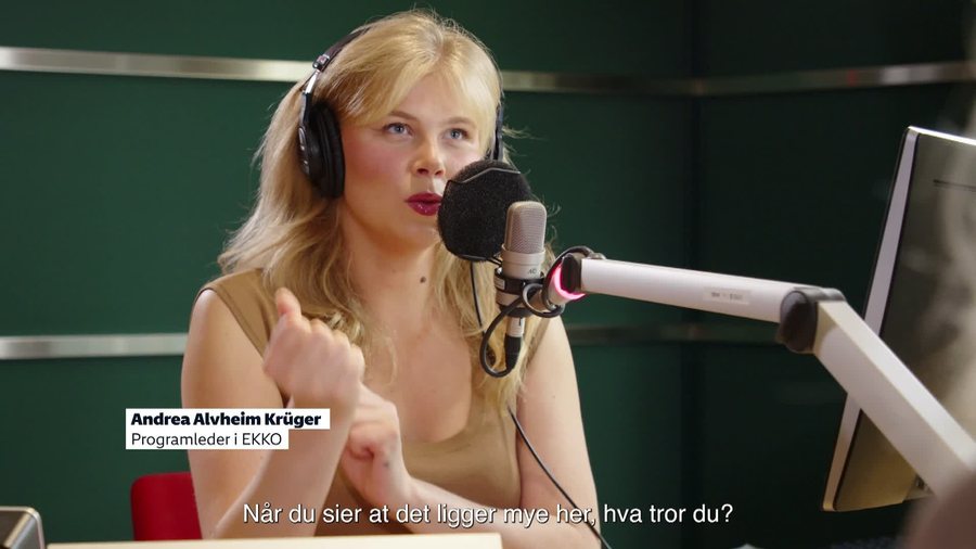 Bilde fra NRK-saken, programlederen i Ekko i radiostudio